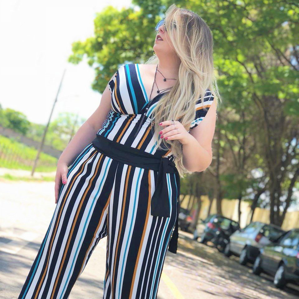 Macacão Listrado - Plus Size