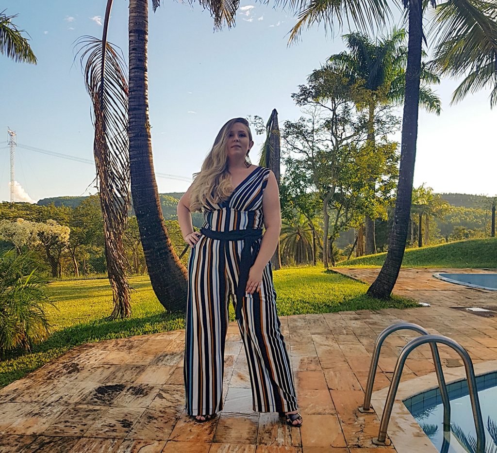 Macacão Listrado Plus Size