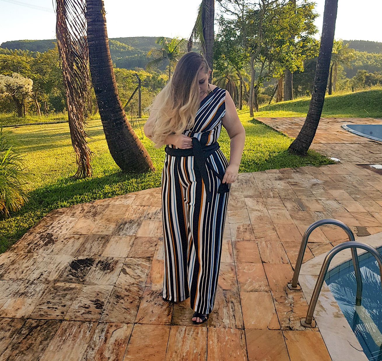 Macacão Listrado Plus Size