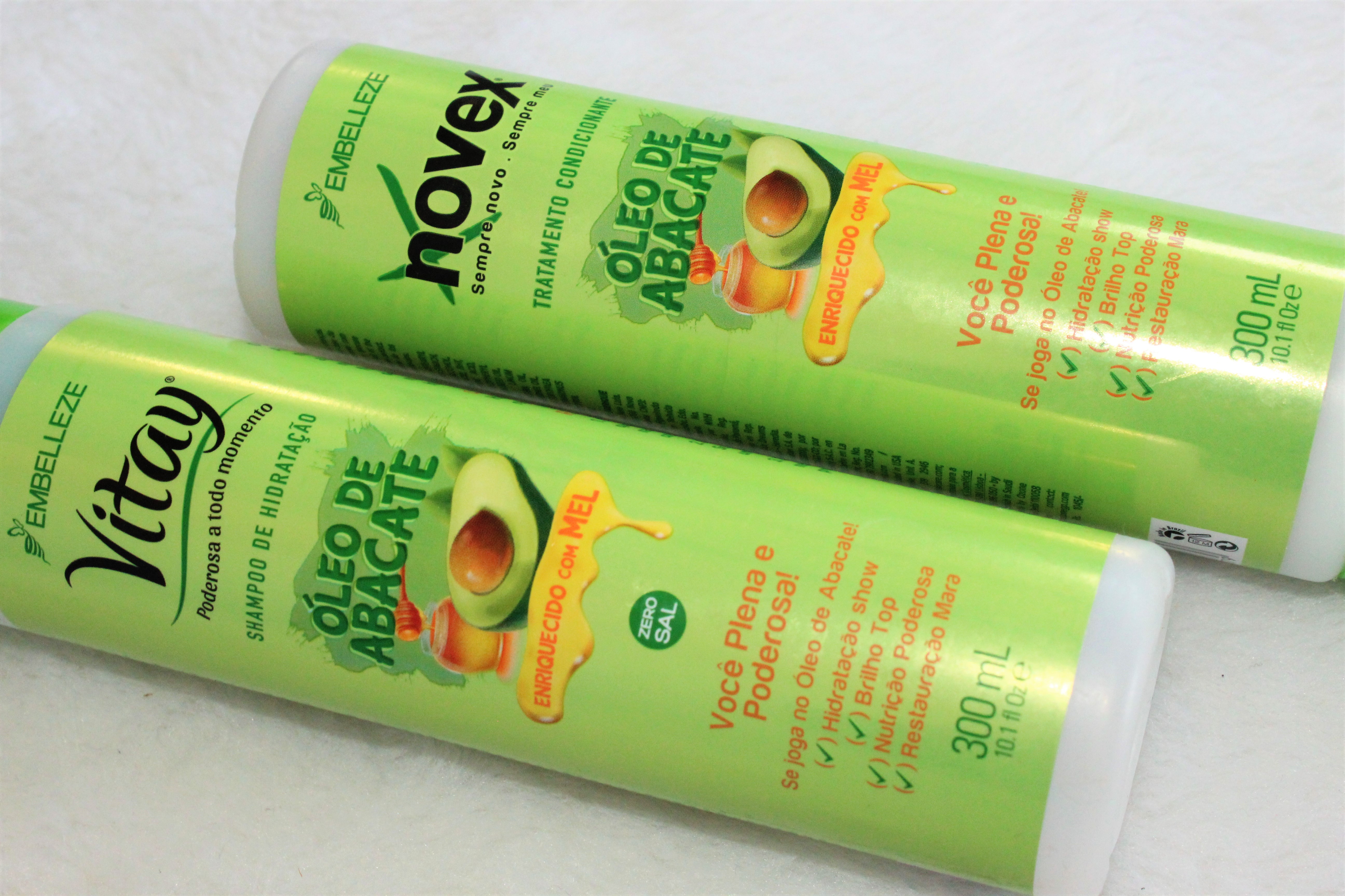 Você plena e poderosa Quantas receitas com abacate você conhece? Provavelmente muitas não são mesmo? O que você talvez não saiba, é que na hora de cuidar da saúde dos cabelos, esse fruto originário da América Central, também é fantástico! Principalmente se extrairmos dele o seu óleo. São tantos benefícios, rico em vitaminas A, B, D e E e lipídios o óleo de abacate é essencial para quem está com os cabelos ressecados e precisando de uma meganutrição. Novex Óleo de Abacate também é enriquecido com Mel, que além recuperar os cabelos danificados junto com o óleo de abacate ajuda na retenção de água o que é excelente para seus cabelos que estão precisando de muita hidratação.